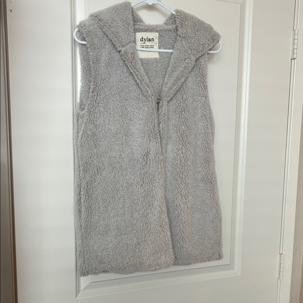 Dylan Soft Gray Faux Sherpa Sleeveless Vest soft size S